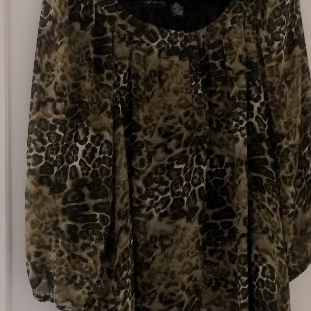 Animal Print women’s blouse with flowy sleeves, gently used